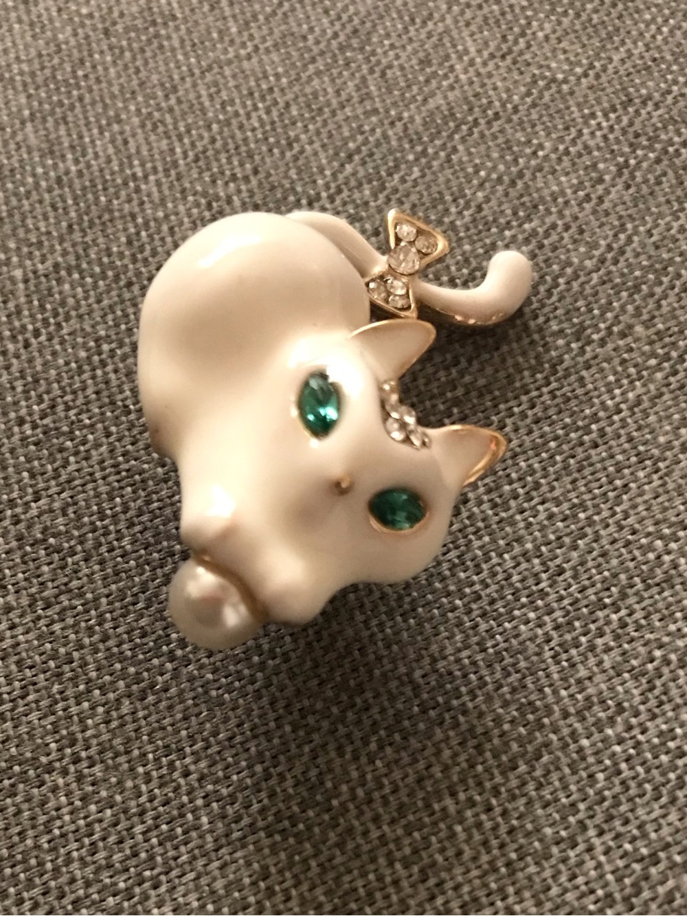 Beautiful White Cat Brooch - Picture 2 of 3